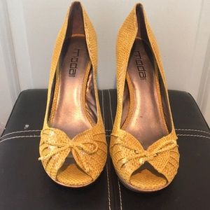 Gold Moda open toe heels size 11